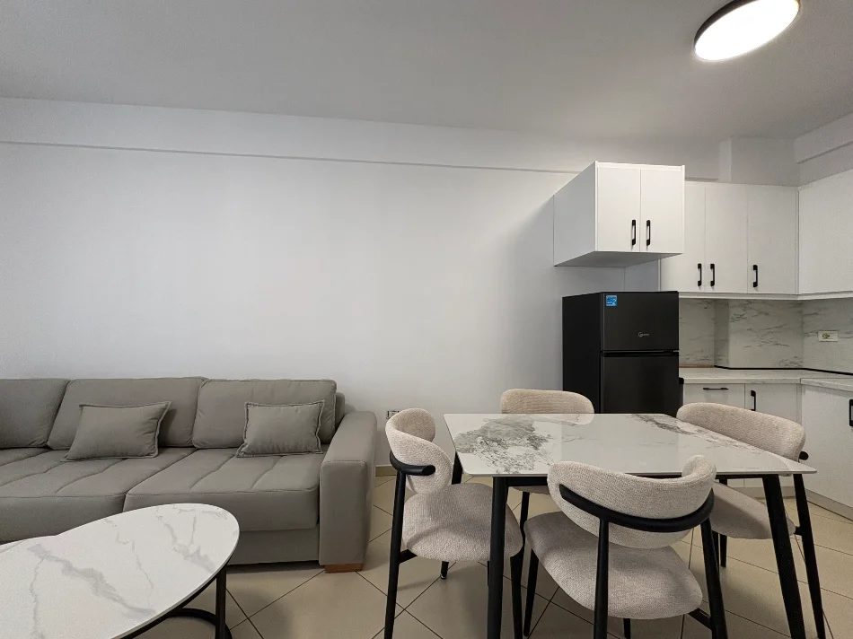 jepet me qera 1+1+Ballkon , 450 €