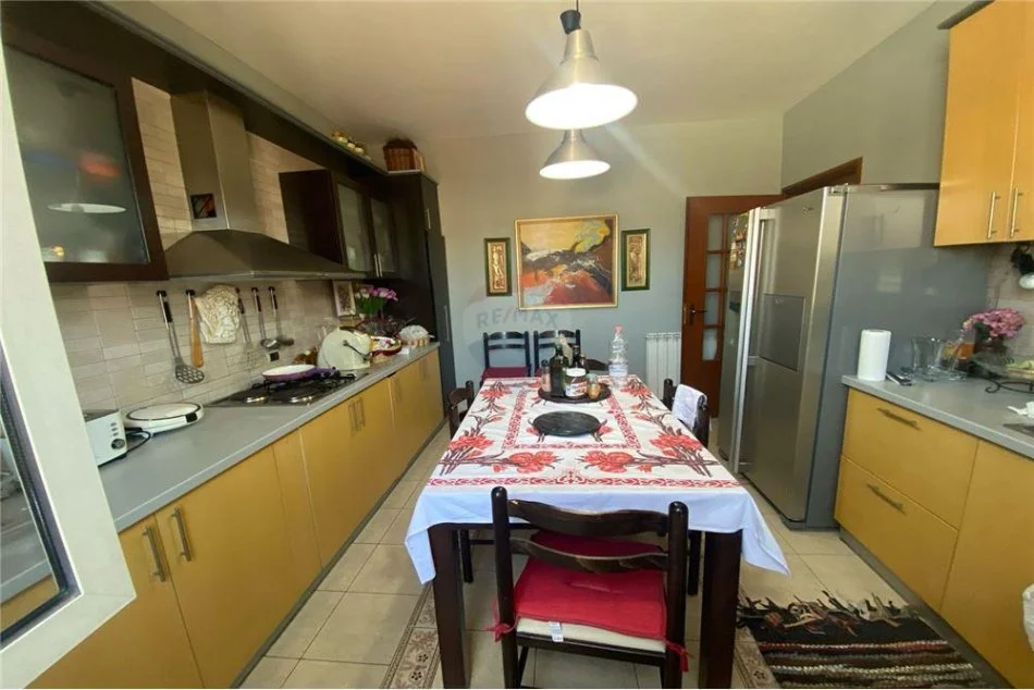 Tirane, jepet me qera apartament Kati 6, 140 m² 700 € 