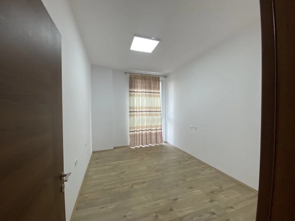Tirane, jepet me qera 2+1+Ballkon Kati 3, 95 m² 700 € (Sali Butka)