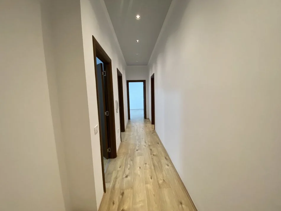 Tirane, jepet me qera 2+1+Ballkon Kati 3, 95 m² 700 € (Sali Butka)
