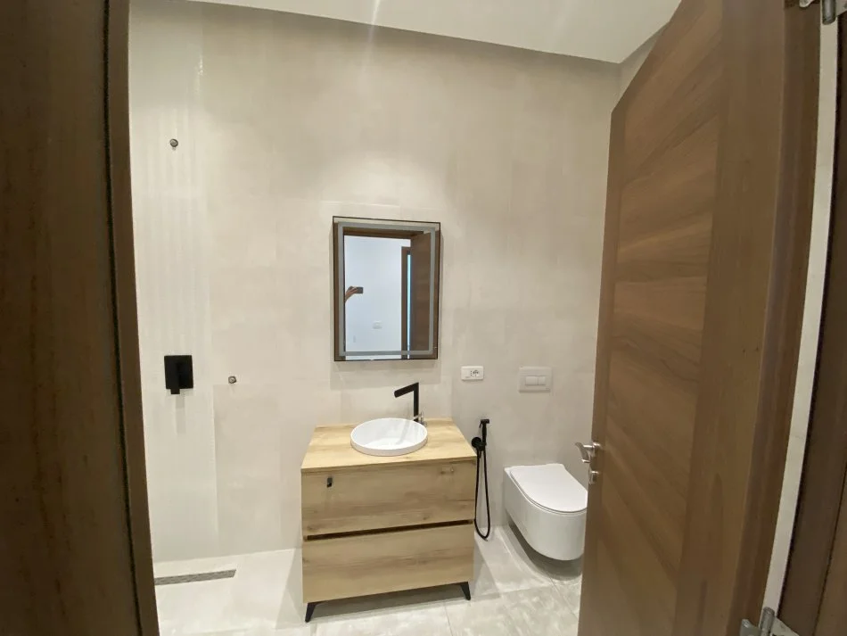 Tirane, jepet me qera 2+1+Ballkon Kati 3, 95 m² 700 € (Sali Butka)