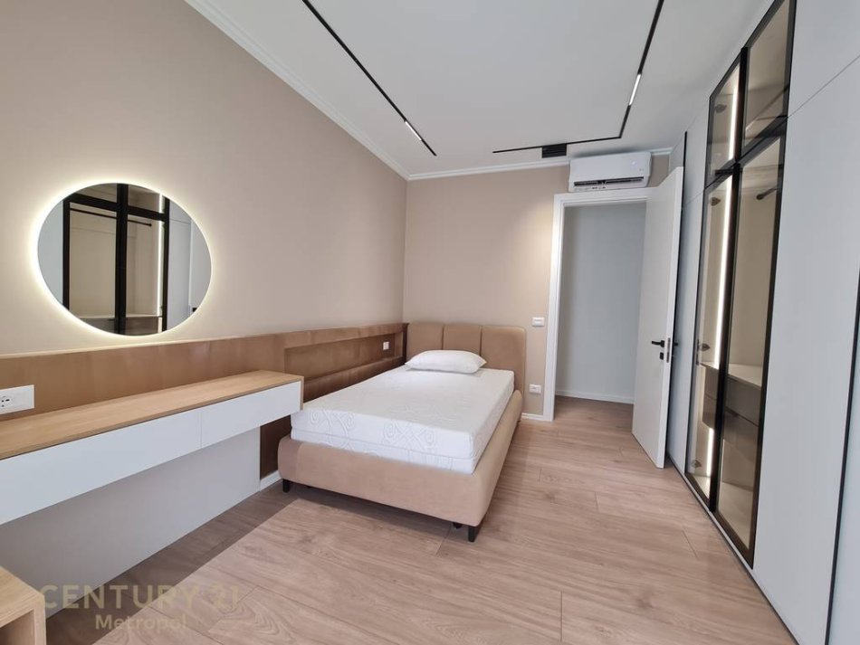 Tirane, jepet me qera apartament 3+1+Aneks+Ballkon Kati 2, 150 m² 2.000 € 