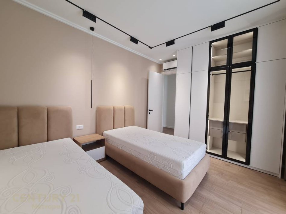 Tirane, jepet me qera apartament 3+1+Aneks+Ballkon Kati 2, 150 m² 2.000 € 
