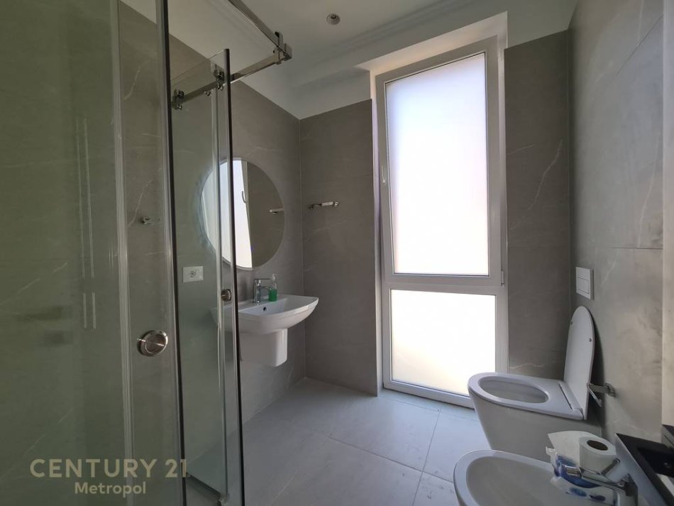 Tirane, jepet me qera apartament 3+1+Aneks+Ballkon Kati 2, 150 m² 2.000 € 