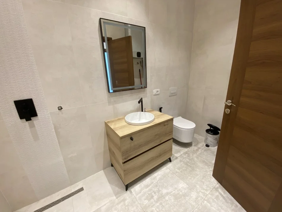 Tirane, jepet me qera 2+1+Ballkon Kati 3, 95 m² 700 € (Sali Butka)