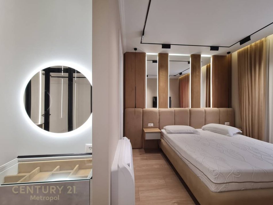 Tirane, jepet me qera apartament 3+1+Aneks+Ballkon Kati 2, 150 m² 2.000 € 