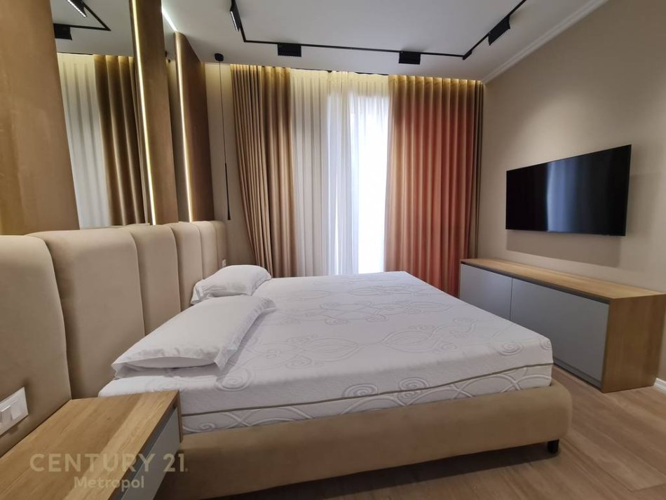 Tirane, jepet me qera apartament 3+1+Aneks+Ballkon Kati 2, 150 m² 2.000 € 