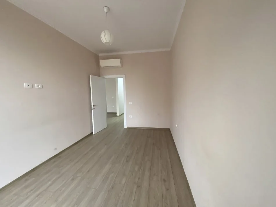 Tirane, jepet me qera apartament 1+1+Ballkon Kati 7, 55 m² 450 € (Sali Butka)