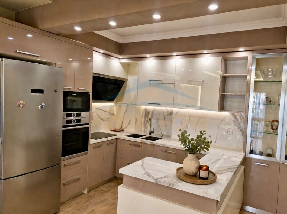 Tirane, jepet me qera apartament 2+1 Kati 3, 89 m² 950 € (Tafaj)