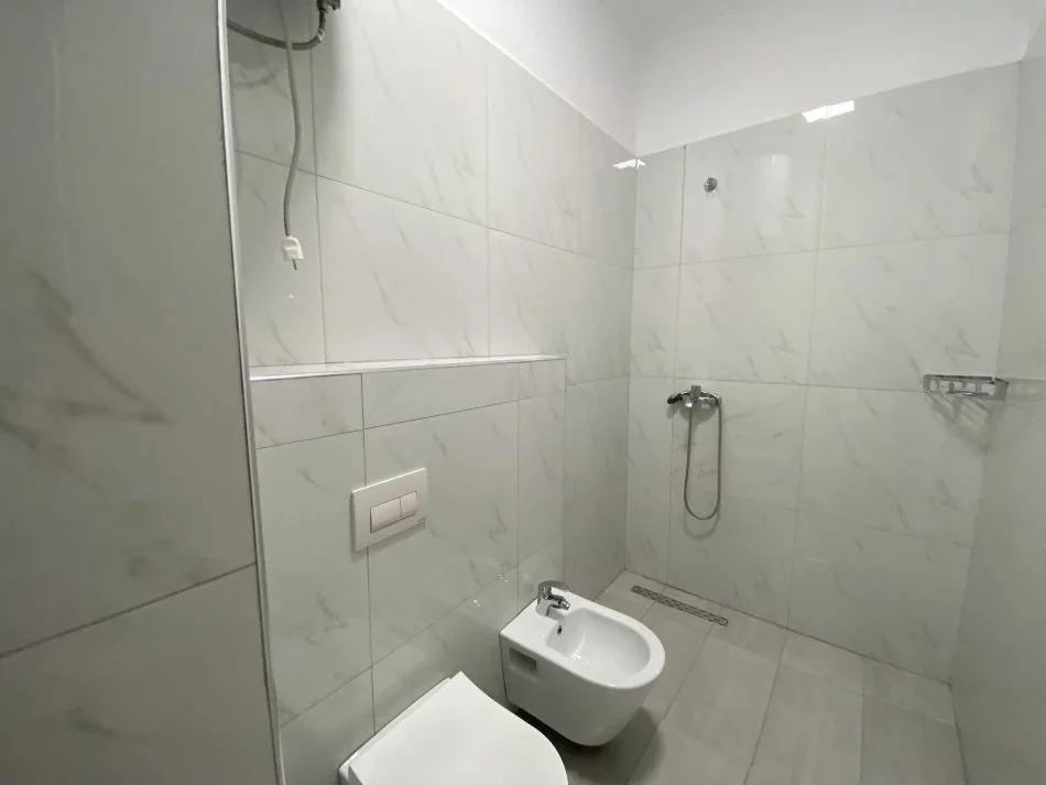 Tirane, jepet me qera apartament 1+1+Ballkon Kati 7, 55 m² 450 € (Sali Butka)