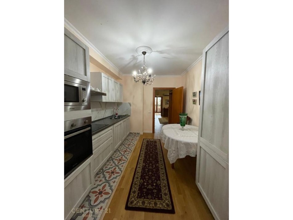 Tirane, jepet me qera apartament 2+1+Aneks+Ballkon Kati 2, 106 m² 1.200 € 