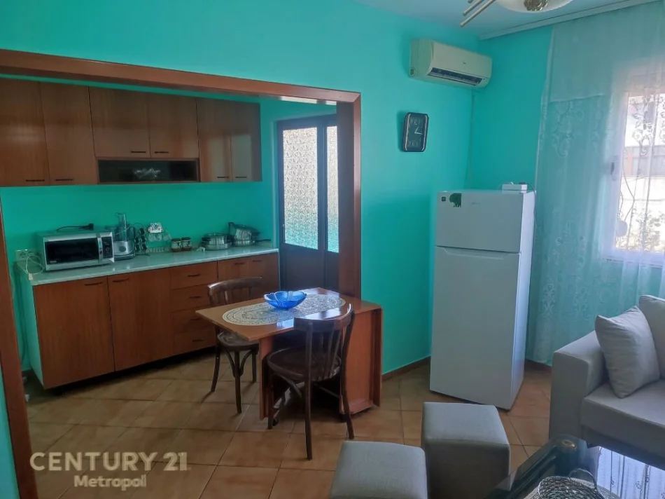 Tirane, jepet me qera apartament 1+1+Ballkon Kati 3, 60 m² 400 € (Diplomat 2)