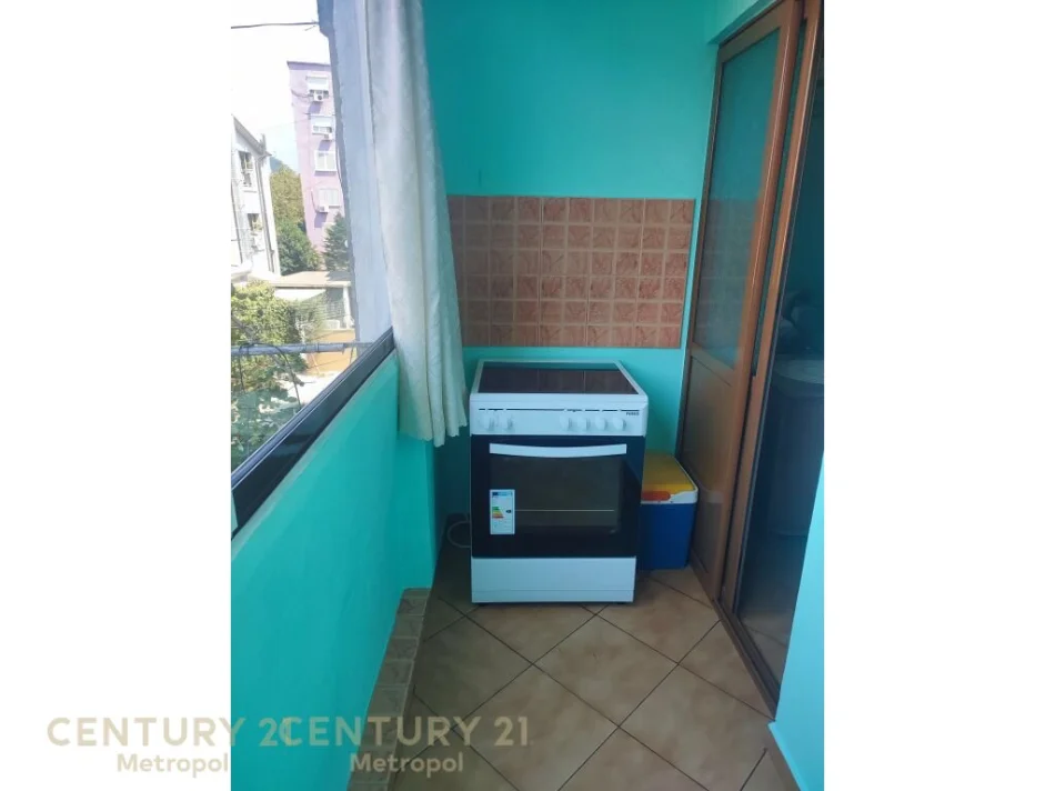 Tirane, jepet me qera apartament 1+1+Ballkon Kati 3, 60 m² 400 € (Diplomat 2)