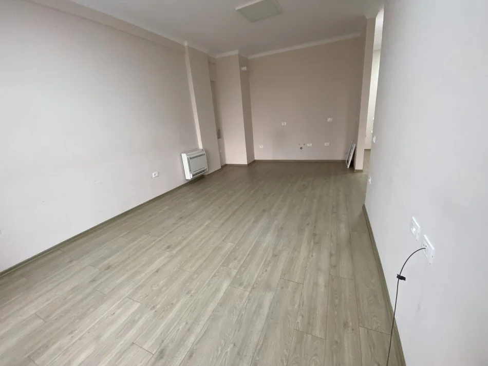 Tirane, jepet me qera apartament 1+1+Ballkon Kati 7, 55 m² 450 € (Sali Butka)