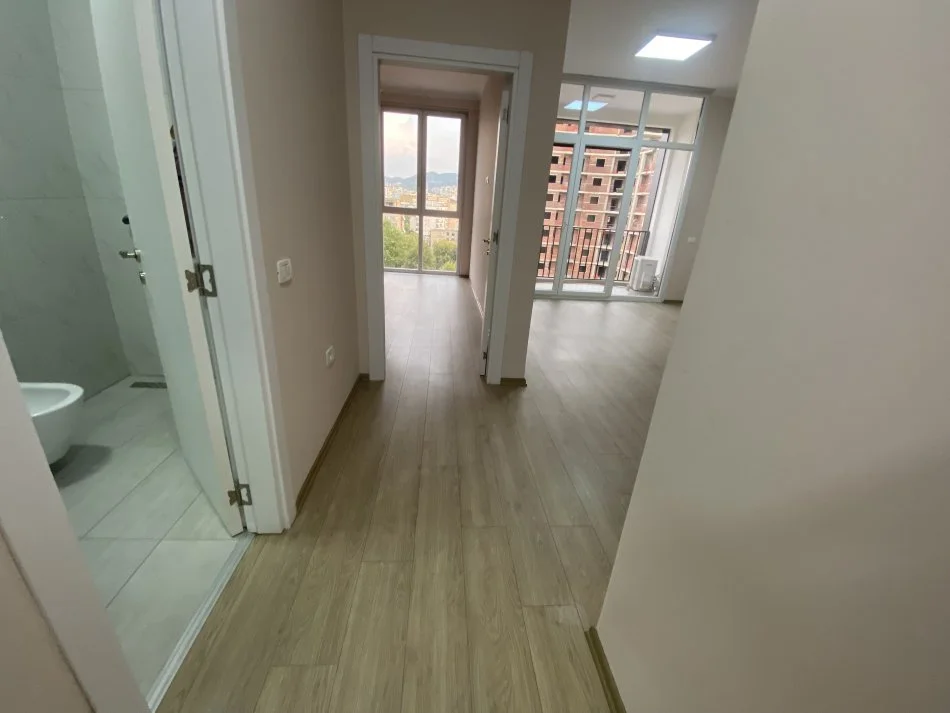 Tirane, jepet me qera apartament 1+1+Ballkon Kati 7, 55 m² 450 € (Sali Butka)