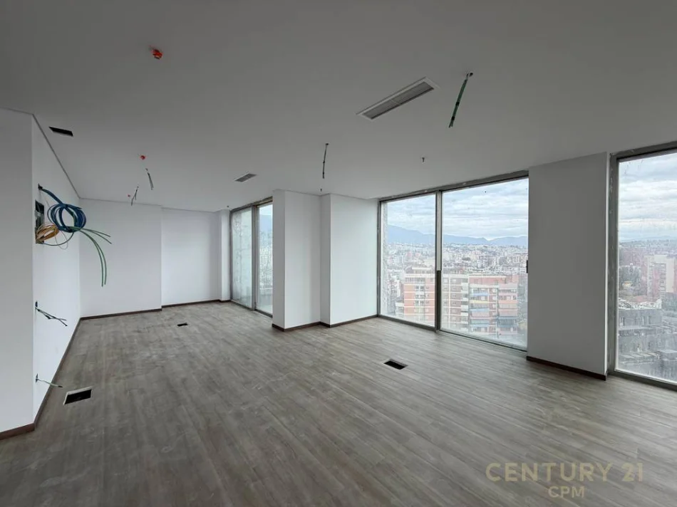 Tirane, jepet me qera zyre Kati 13, 140 m² 2.900 € (Downtown One)