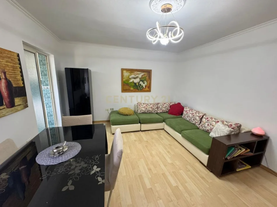 Tirane, jepet me qera apartament 2+1 Kati 4, 71 m² 700 € (ish ekspozita)