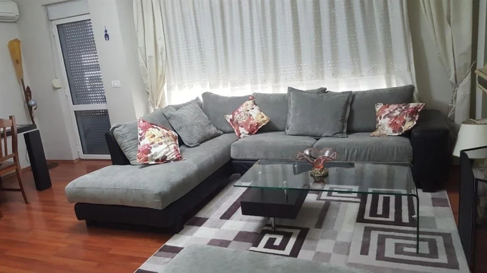 Tirane, jepet me qera apartament 1+1 Kati 2, 85 m² 550 € (Sheshi Avni Rustemi, Pazari i Ri)