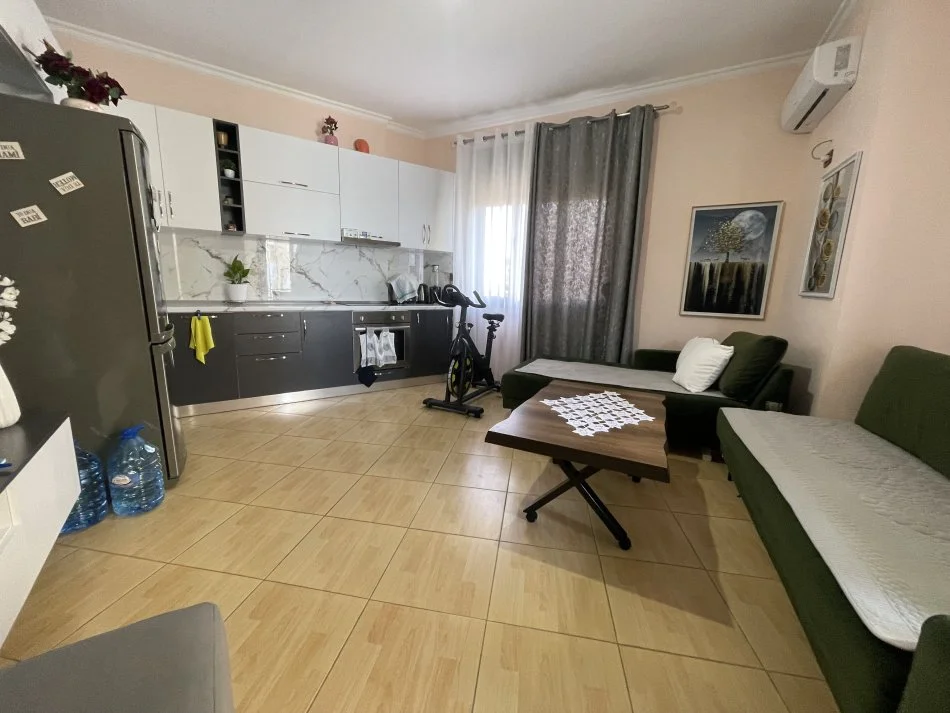 Vlore, jepet me qera apartament 2+1+Ballkon Kati 7, 650 € (Lungomare Rruga : Shyqyr Ali Merka)