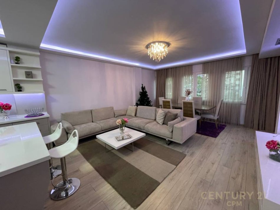 Tirane, jap me qera apartament 2+1+Aneks+Ballkon Kati 3, 1.300 € (Libri Universitar)