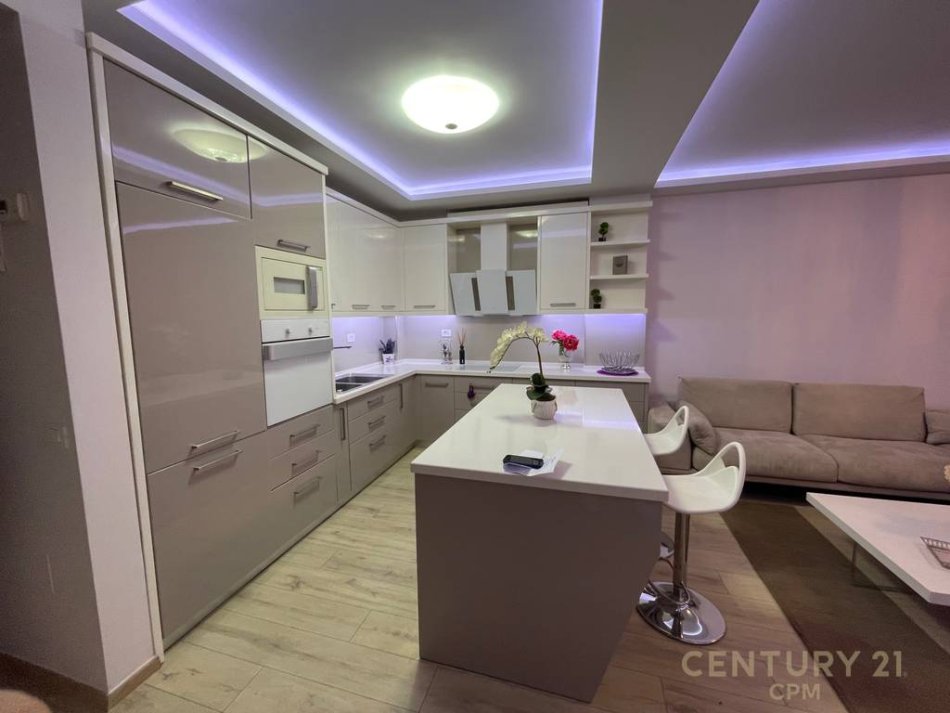 Tirane, jap me qera apartament 2+1+Aneks+Ballkon Kati 3, 1.300 € (Libri Universitar)