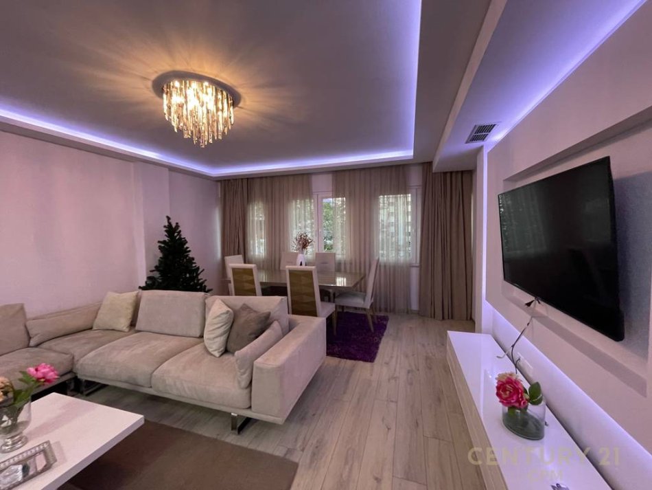 Tirane, jap me qera apartament 2+1+Aneks+Ballkon Kati 3, 1.300 € (Libri Universitar)