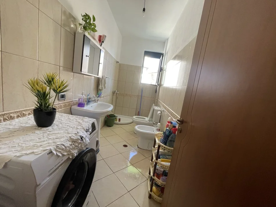 Vlore, jepet me qera apartament 2+1+Ballkon Kati 7, 650 € (Lungomare Rruga : Shyqyr Ali Merka)