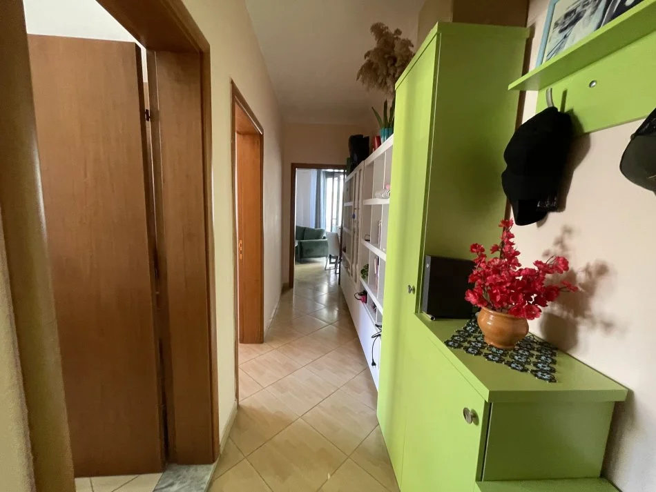 Vlore, jepet me qera apartament 2+1+Ballkon Kati 7, 650 € (Lungomare Rruga : Shyqyr Ali Merka)