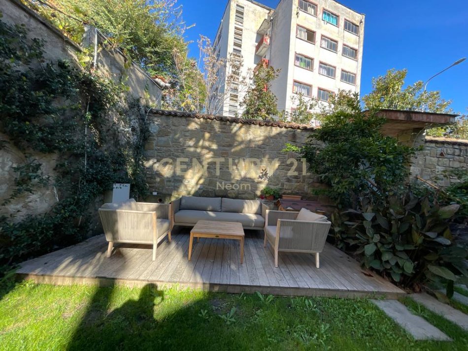 Tirane, jepet me qera Vile 2 Katshe Kati 2, 500 m² 4.500 € 