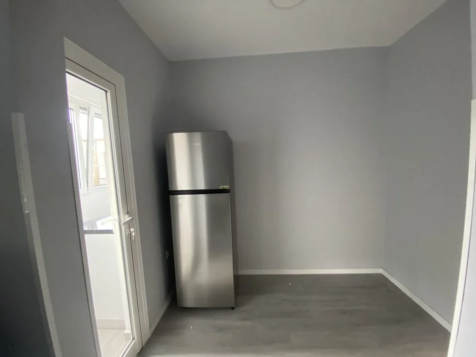 Tirane, jepet me qera apartament 1+1 Kati 3, 55 m² 400 € (Laprake)