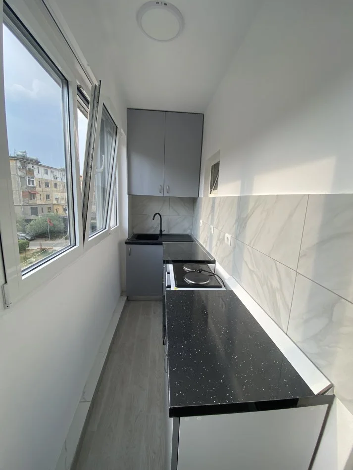Tirane, jepet me qera apartament 1+1 Kati 3, 55 m² 400 € (Laprake)
