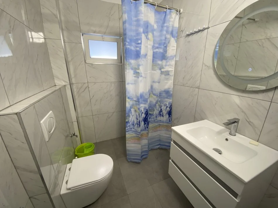 Tirane, jepet me qera apartament 1+1 Kati 3, 55 m² 400 € (Laprake)