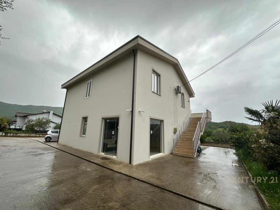 Tirane, jepet me qera Vile 2 Katshe Kati 2, 300 m² 1.200 € (Berzhite)