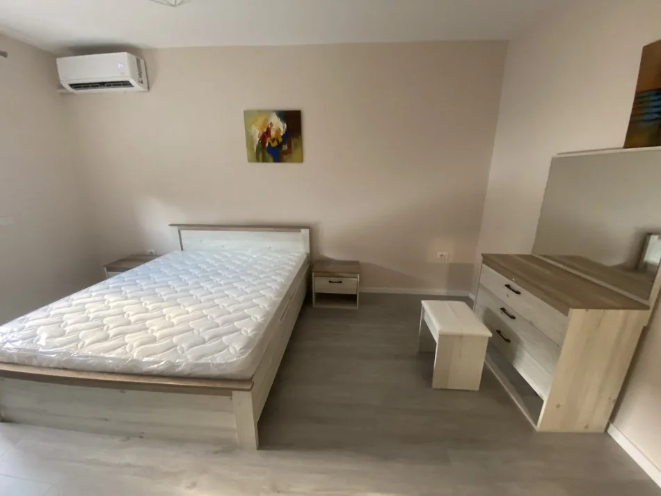 Tirane, jepet me qera apartament 1+1 Kati 3, 55 m² 400 € (Laprake)