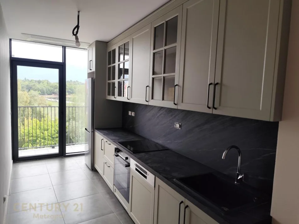 Tirane, jepet me qera apartament 2+1+Ballkon Kati 3, 131 m² 1.800 € (lake view)