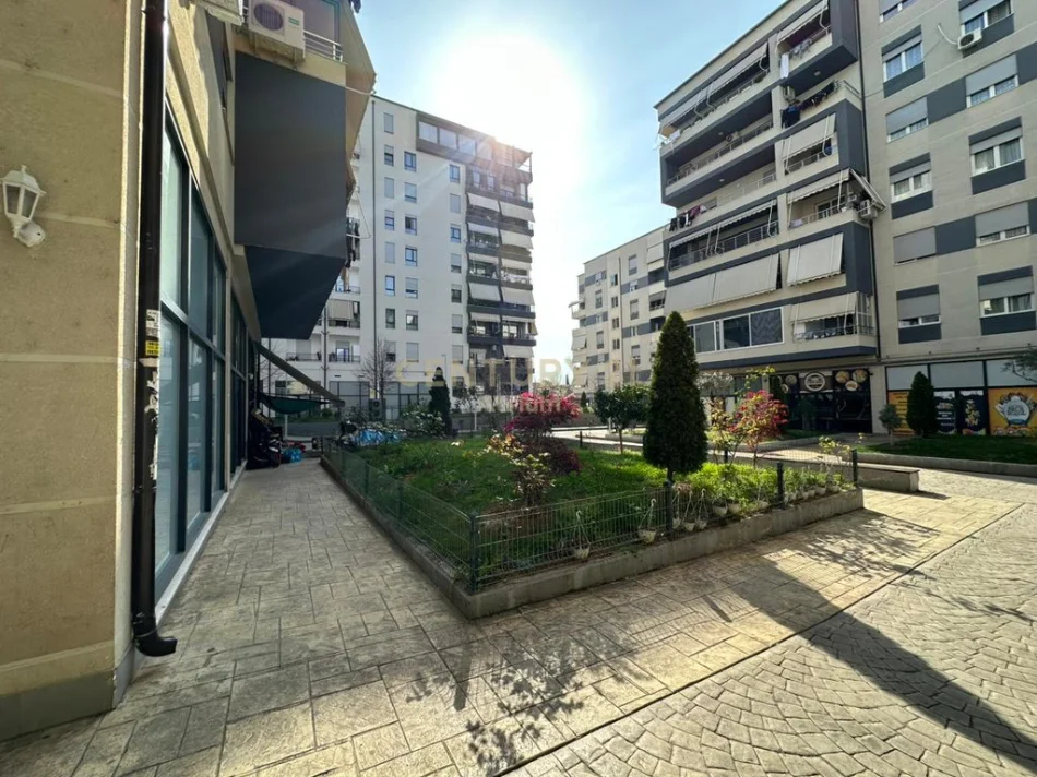 Tirane, shitet apartament 2+1+Ballkon Kati 3, 151 m² 250.000 € (Kinostudio)