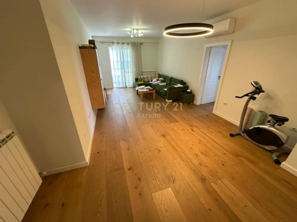 Tirane, shitet apartament 2+1+Ballkon Kati 3, 151 m² 250.000 € (Kinostudio)