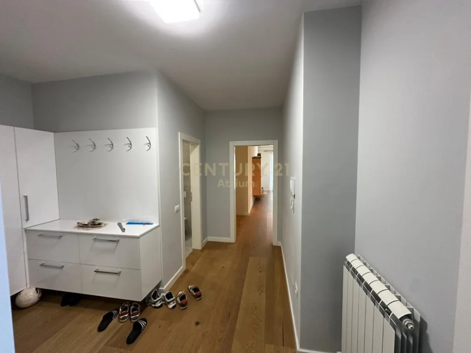 Tirane, shitet apartament 2+1+Ballkon Kati 3, 151 m² 250.000 € (Kinostudio)