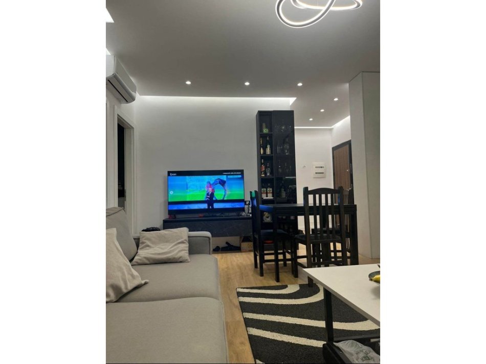 Tirane, jepet me qera apartament 2+1+Aneks+Ballkon Kati 2, 85 m² 850 € 