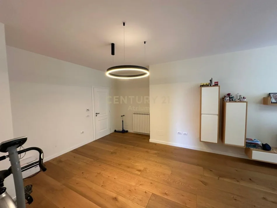 Tirane, shitet apartament 2+1+Ballkon Kati 3, 151 m² 250.000 € (Kinostudio)