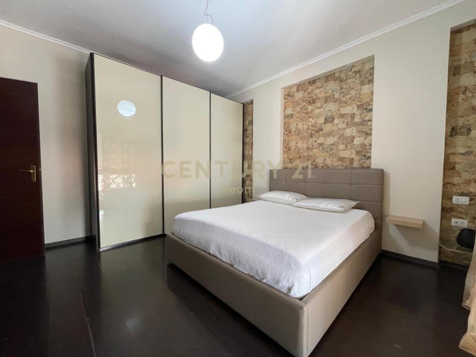 Tirane, jepet me qera apartament 2+1 , 
