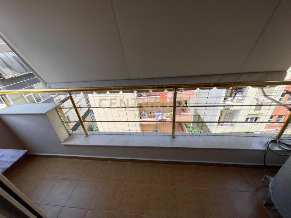 Tirane, jepet me qera apartament 2+1 , 