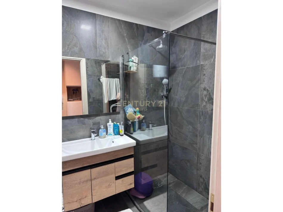 Tirane, shitet apartament 2+1+Ballkon Kati 5, 84 m² (Kompleksi Kika)