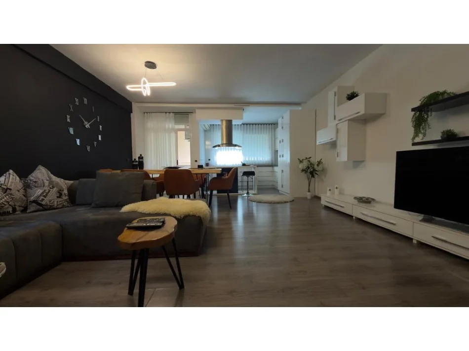 Tirane, jepet me qera apartament 2+1 Kati 5, 120 m² 950 € (komuna Parisit)