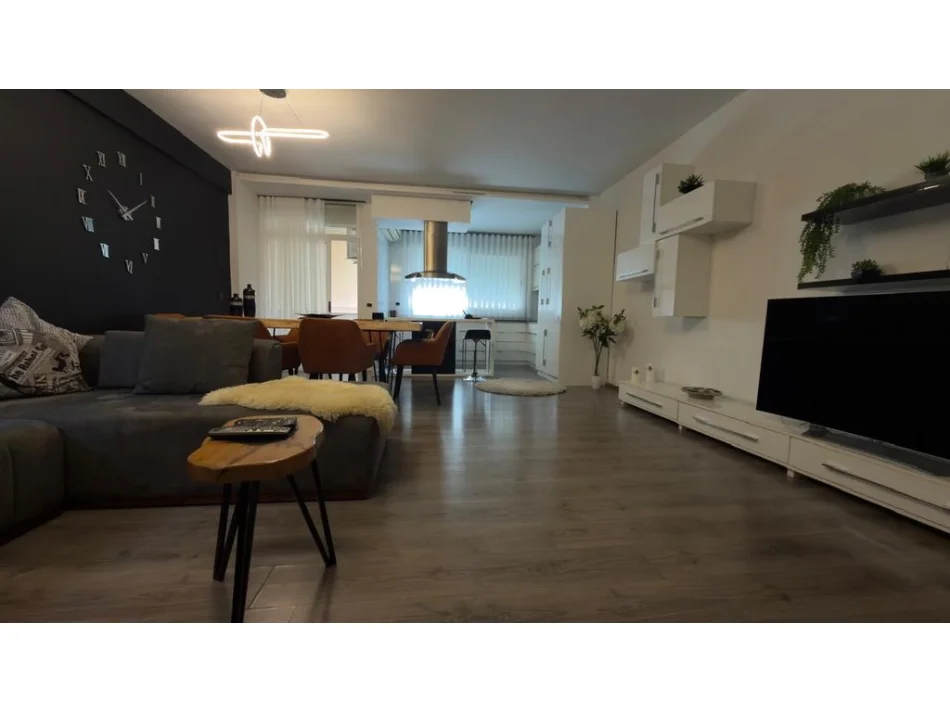 Tirane, jepet me qera apartament 2+1 Kati 5, 120 m² 950 € (komuna Parisit)