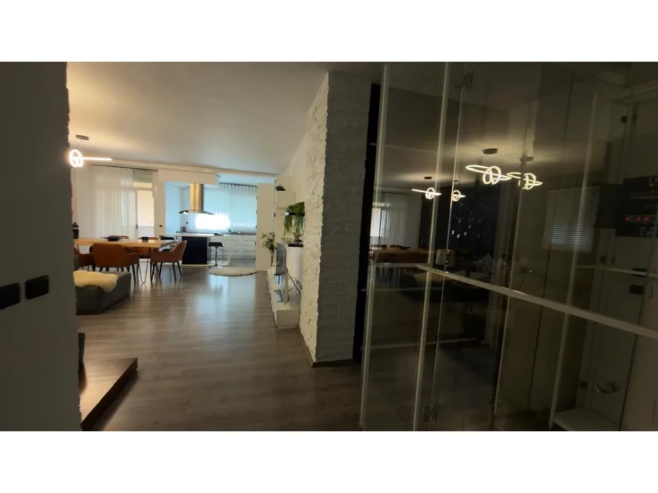 Tirane, jepet me qera apartament 2+1 Kati 5, 120 m² 950 € (komuna Parisit)