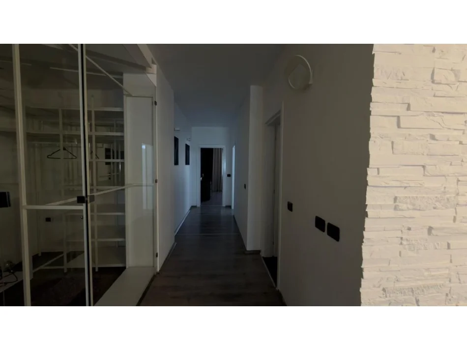 Tirane, jepet me qera apartament 2+1 Kati 5, 120 m² 950 € (komuna Parisit)