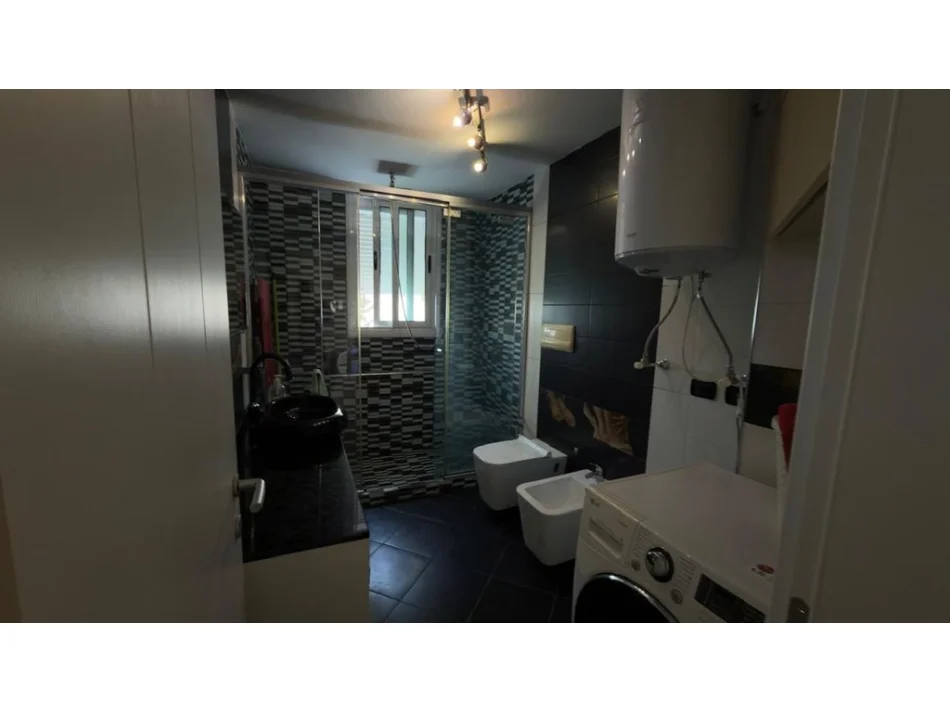 Tirane, jepet me qera apartament 2+1 Kati 5, 120 m² 950 € (komuna Parisit)