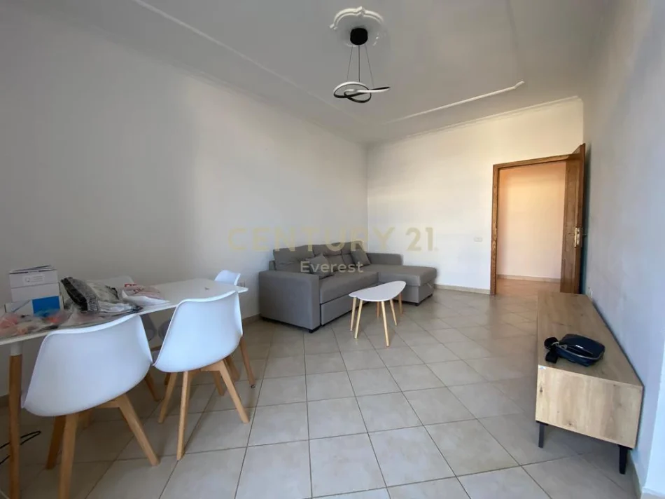 Tirane, jepet me qera apartament 2+1 Kati 3, 94 m² 500 € (VilacL)