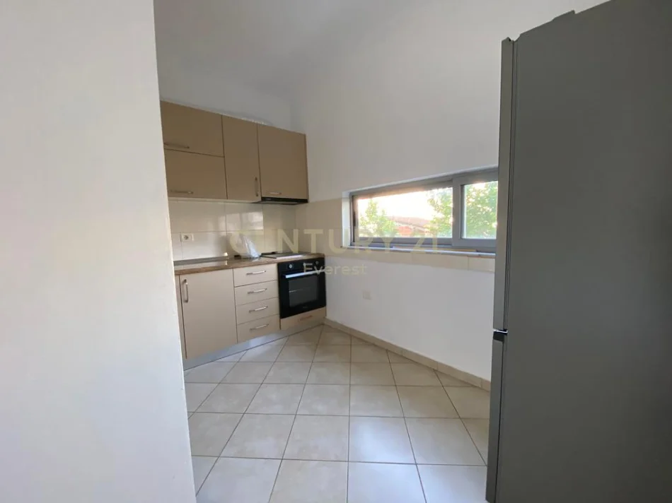 Tirane, jepet me qera apartament 2+1 Kati 3, 94 m² 500 € (VilacL)